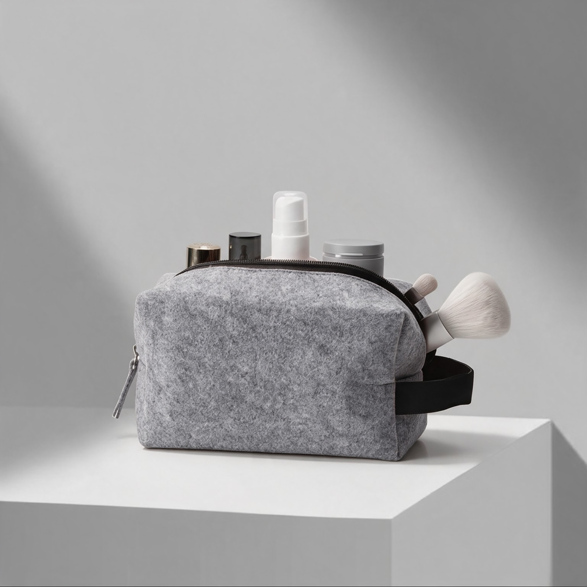 Косметичка из РПЕТ фетра с ручкой Felt, серый с черным