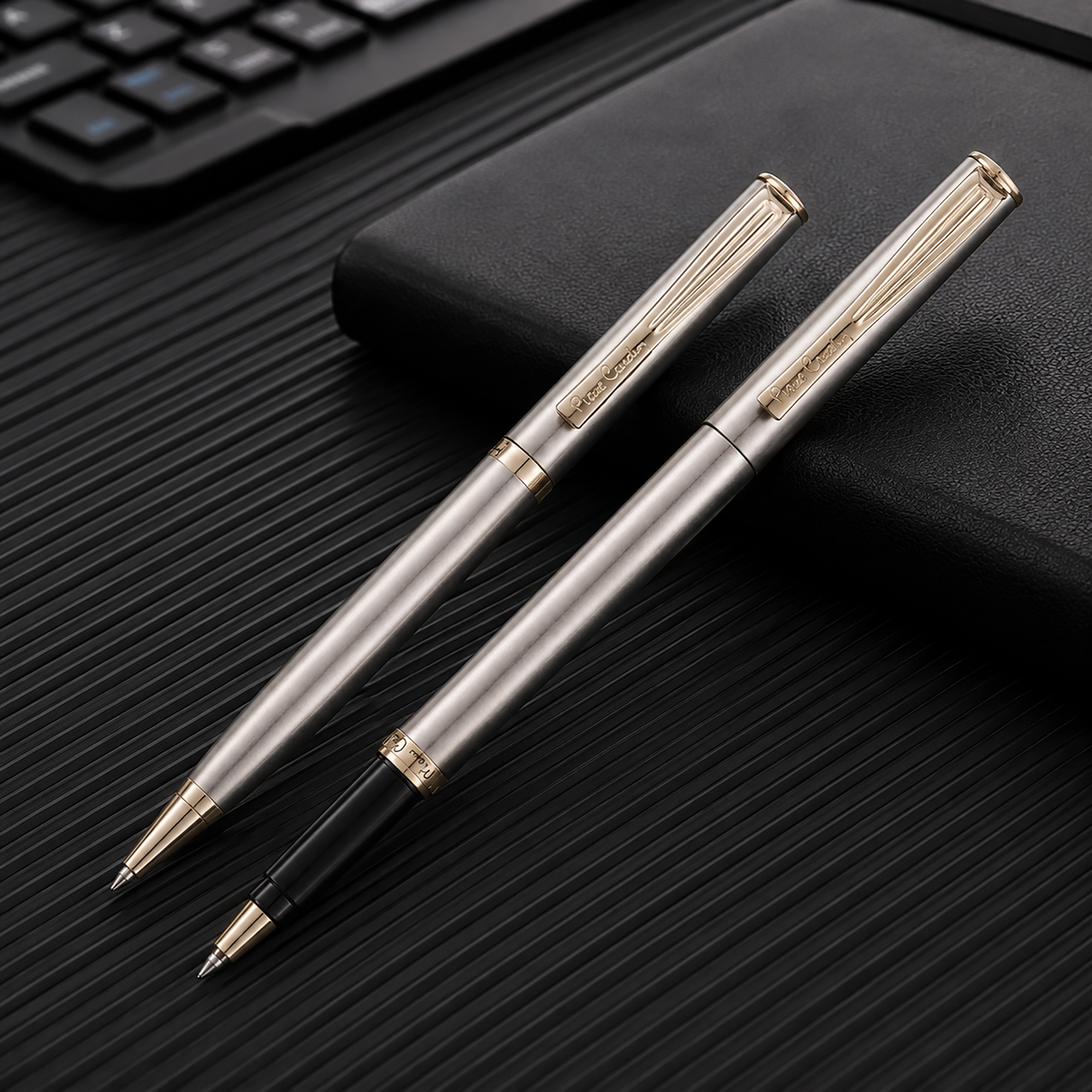 Набор Pierre Cardin PEN&PEN: ручка шариковая + роллер. Цвет - серебристый. Упаковка Е.